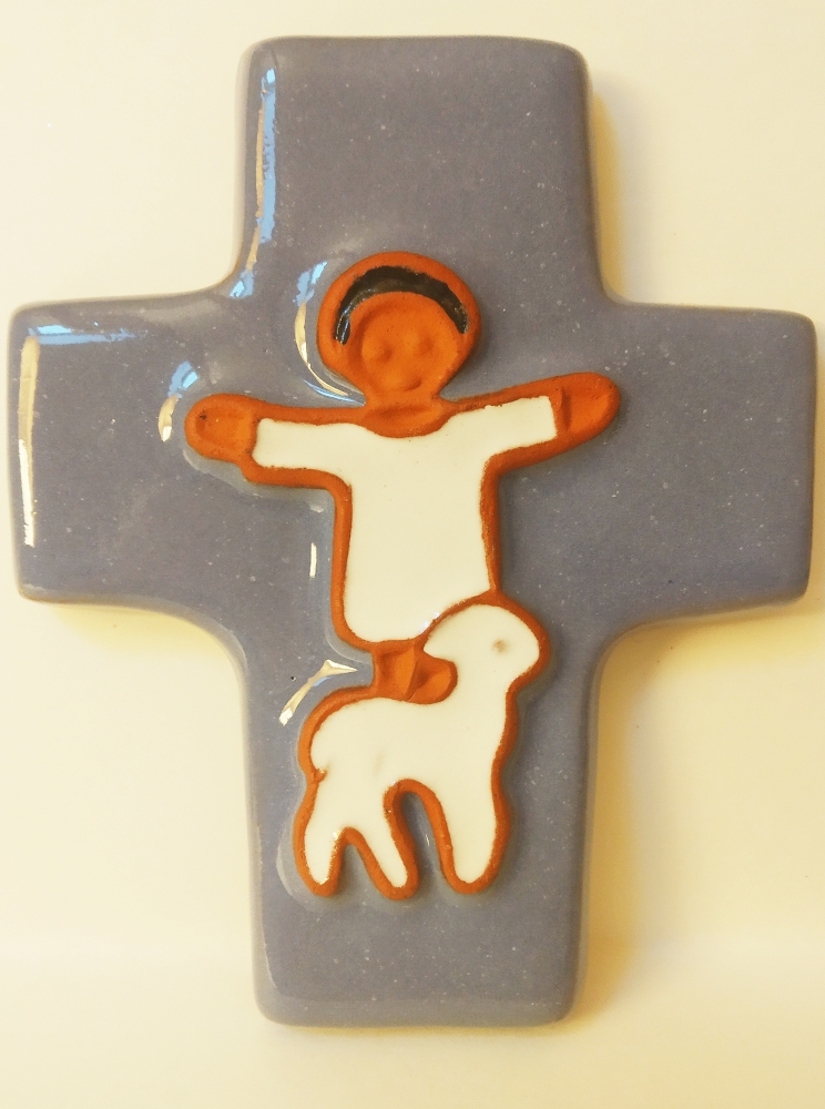 croix en céramique émaillée cadeau de baptême. motif enfant et agneau 